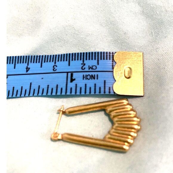 14K Kate Middleton Style Earrings Gold Puffed Ribbed Scallop Square Hoop 2.05 G - Picture 6 of 6